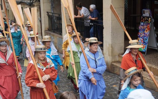 Las bateleras desfilando el día de San Ignacio.