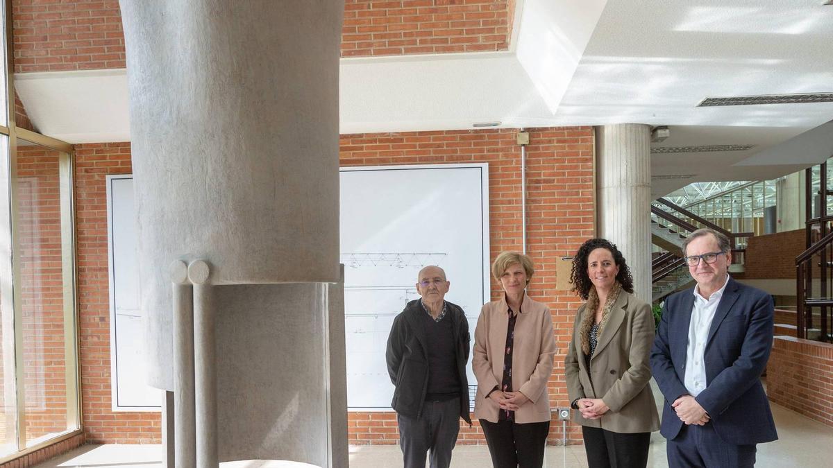 De i a d, el artista y autor de la obra, José Ramón Anda; la rectora de la UN, María Iraburu; la directora de Proyectos y Obras de Onesta, Marta Sánchez; y el director de la Escuela de Arquitectura, Carlos Naya, junto a la escu