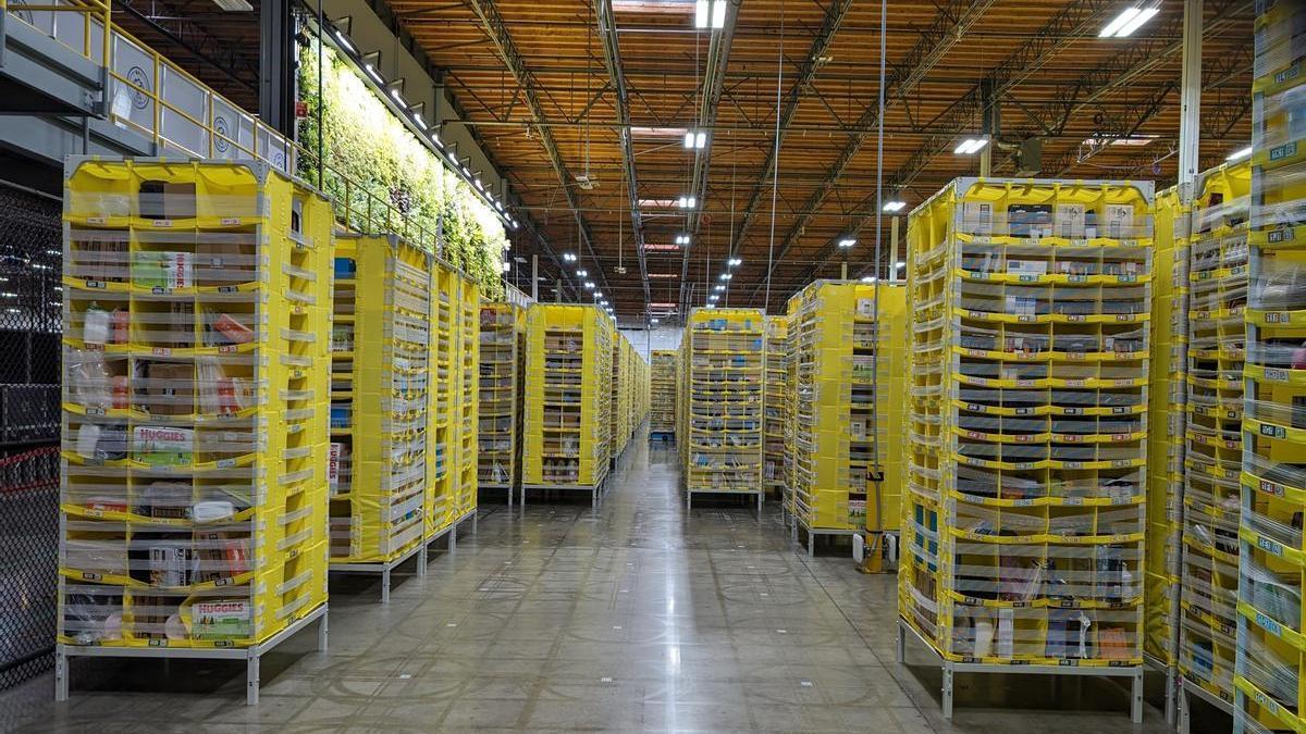 Fotografía del interior de un almacén de Amazon en Sumner, Washington.