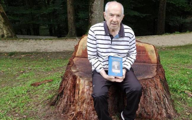 Joxe Mari Otermin posa con el libro sobre 'El Porteño'.