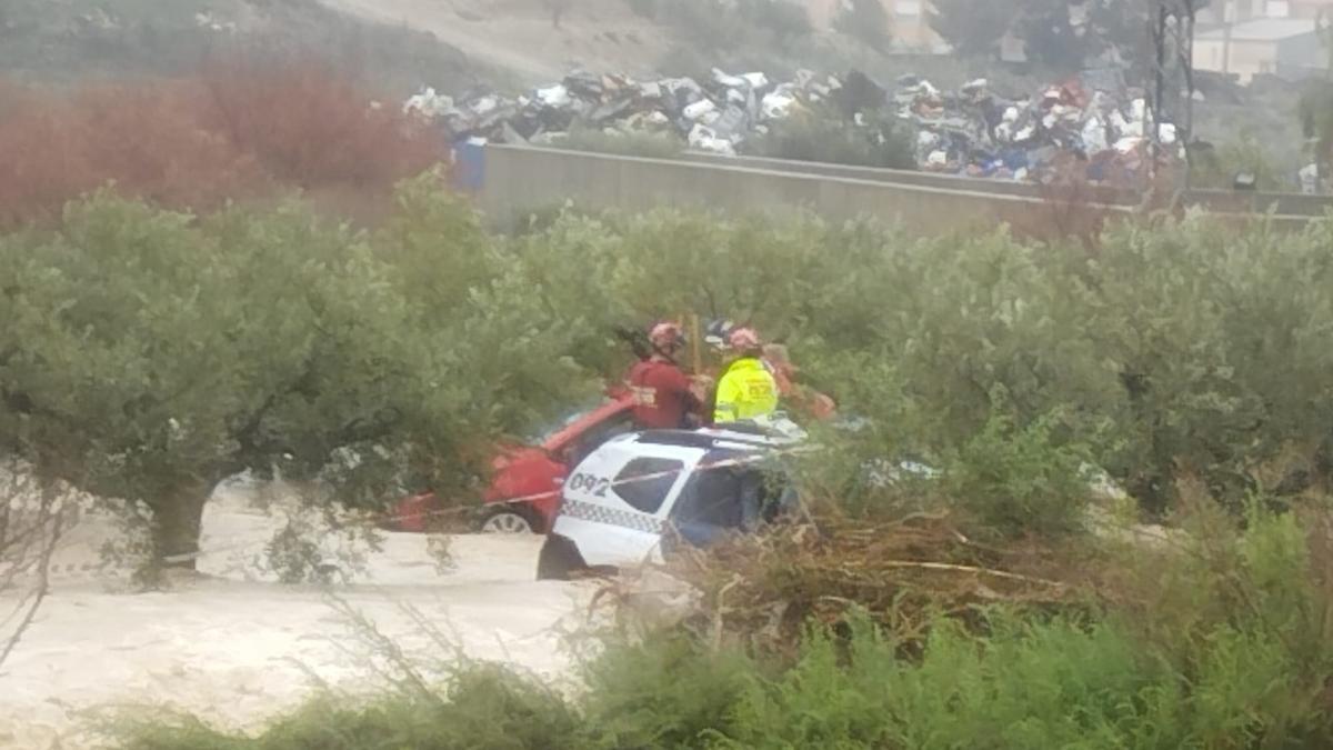 El coche ha quedado atrapado entre dos ramblas