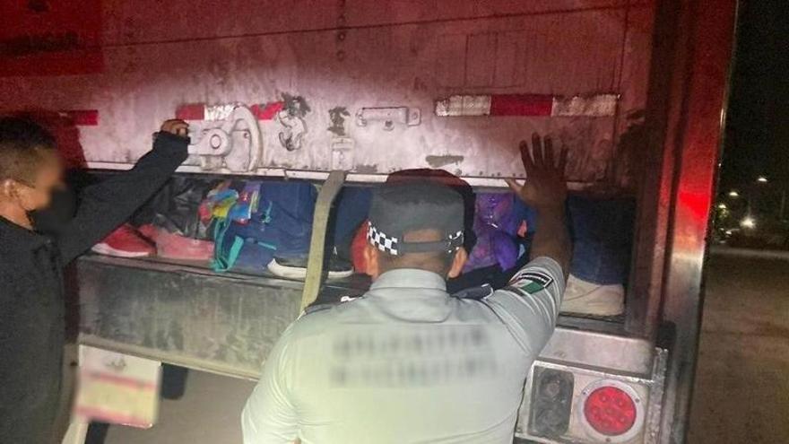 Imagen de un rescate anterior del INM a un grupo de migrantes en un camión.