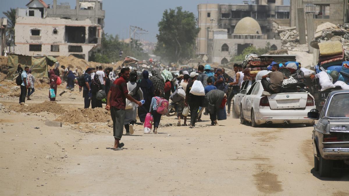 Los palestinos huyen de la parte oriental de Khan Younis después de que el ejército israelí les ordenara evacuar sus barrios.