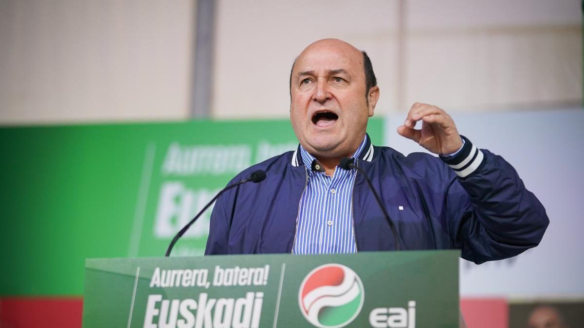 El presidente del EBB del PNV, Andoni Ortuzar, en un acto de campaña de su partido en Laudio.