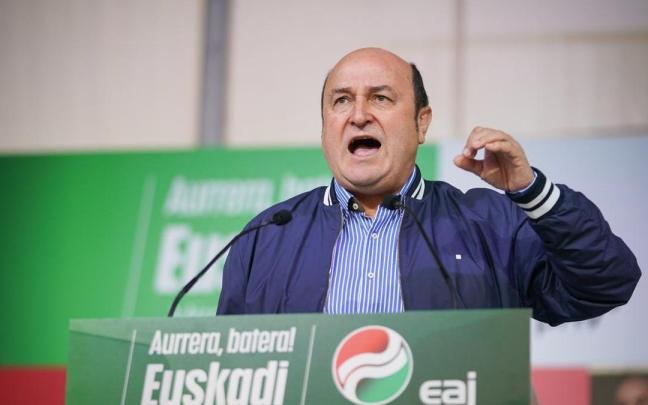 El presidente del EBB del PNV, Andoni Ortuzar, en un acto de campaña de su partido en Laudio.