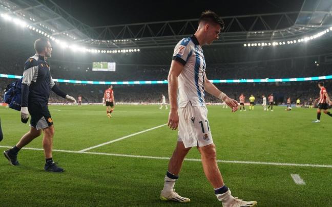 Tierney se retira cabizbajo tras lesionarse durante el derbi de este sábado. / RUBEN PLAZA