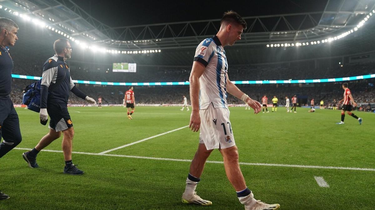 Tierney se retira cabizbajo tras lesionarse durante el derbi de este sábado. / RUBEN PLAZA