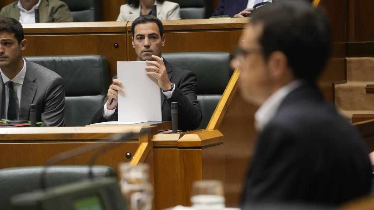 El candidato de EH Bildu, pello Otxandiano, explica su proyecto político en el pleno de investidura.