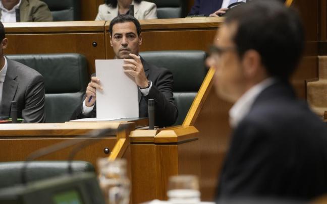 El candidato de EH Bildu, pello Otxandiano, explica su proyecto político en el pleno de investidura.