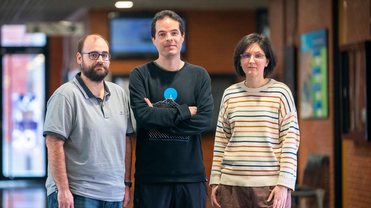 Los profesores de la UPV/EHU Eneko Zuloaga, Iker Salaberri y Dorota Krajewska que, entre otros, han dirigido el estudio