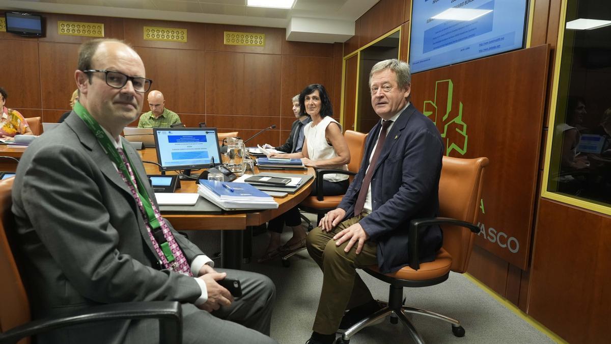 Bingen Zupiria y el catedrático de EHU Jon Mirena Landa, en el Parlamento Vasco