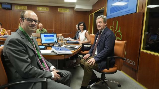 Bingen Zupiria y el catedrático de EHU Jon Mirena Landa, en el Parlamento Vasco