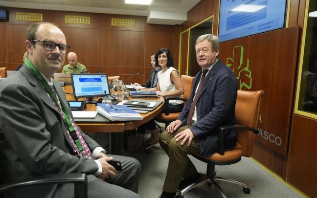 Bingen Zupiria y el catedrático de EHU Jon Mirena Landa, en el Parlamento Vasco