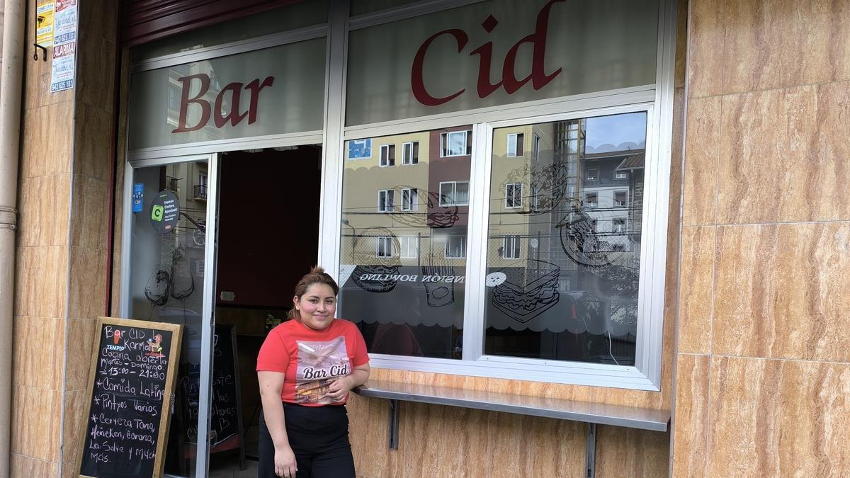 Karina Lisbeth Herrera, una de las nuevas encargadas del Bar Cid