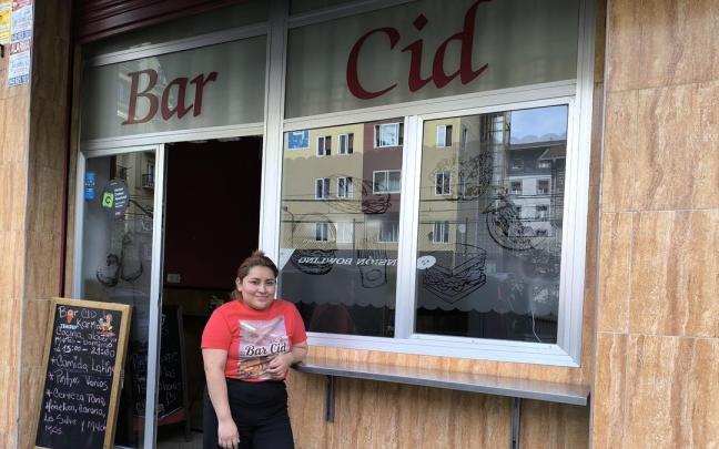 Karina Lisbeth Herrera, una de las nuevas encargadas del Bar Cid