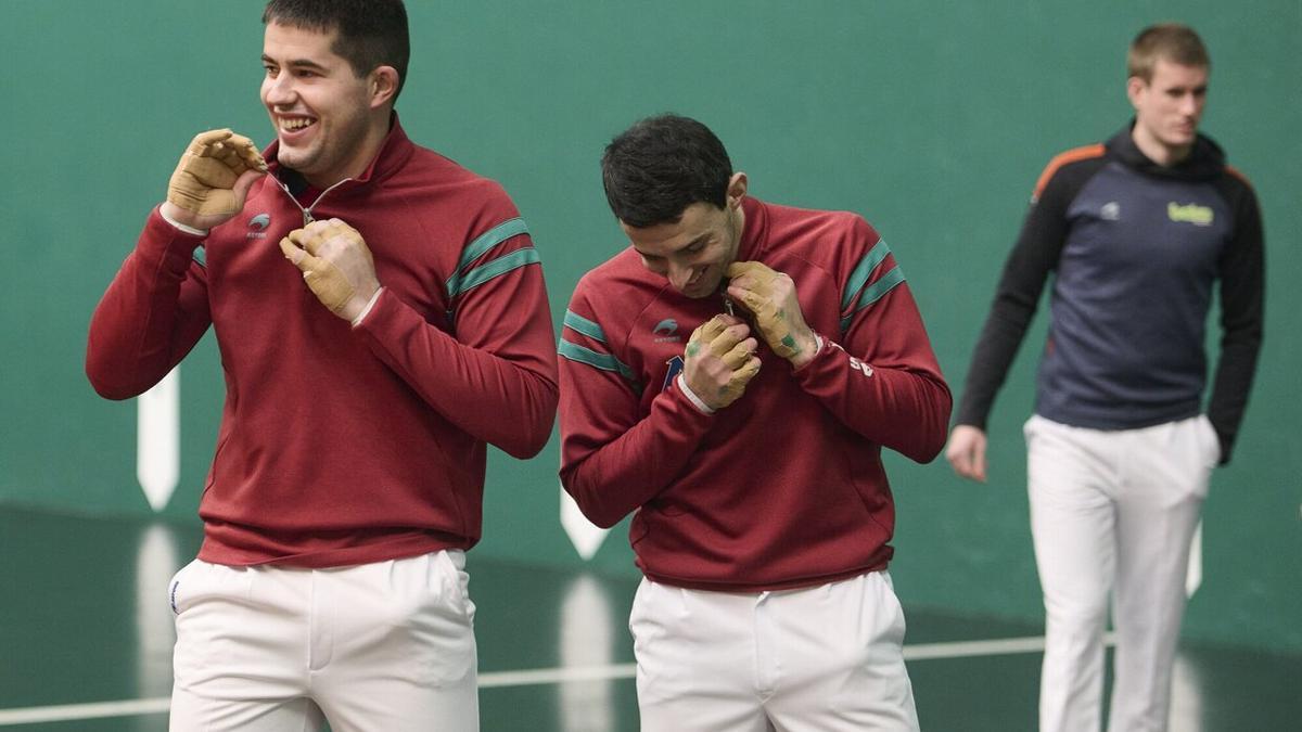 Xabier Tolosa, junto a Jokin Altuna en una imagen de archivo.