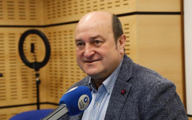 El presidente del EBB del PNV, Andoni Ortuzar, en los estudios de Onda Vasca El presidente del EBB del PNV, Andoni Ortuzar, en los estudios de Onda Vasca