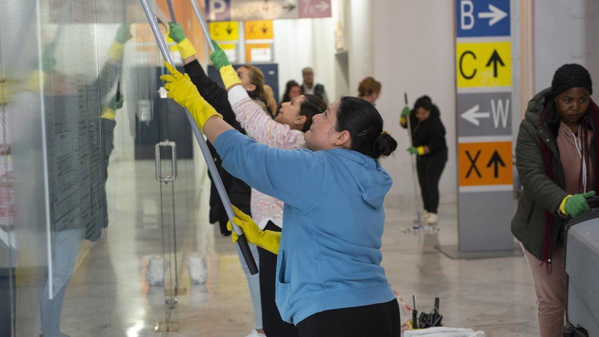 Varias mujeres realizan labores de limpieza.