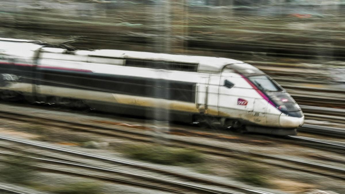 Francia, Lille: imagen de un tren de alta velocidad de TGV.