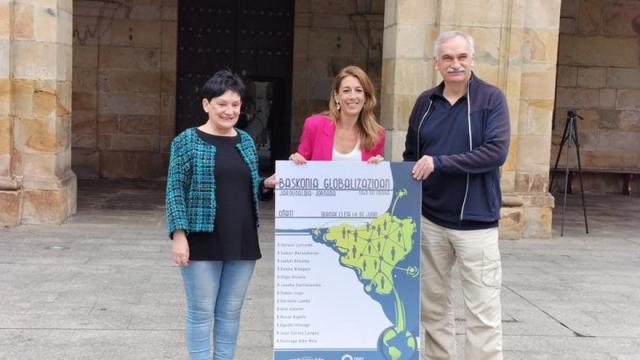 Nabarralde Fundazioko Anjeles Inztueta eta Angel Rekalde, eta erdian Izaro Elorza Oñatiko alkatea, aurkezpenean.