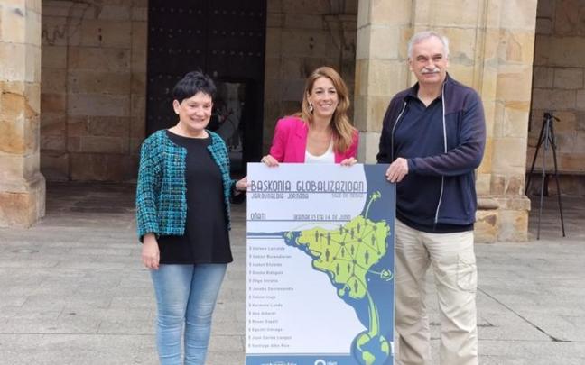 Nabarralde Fundazioko Anjeles Inztueta eta Angel Rekalde, eta erdian Izaro Elorza Oñatiko alkatea, aurkezpenean.