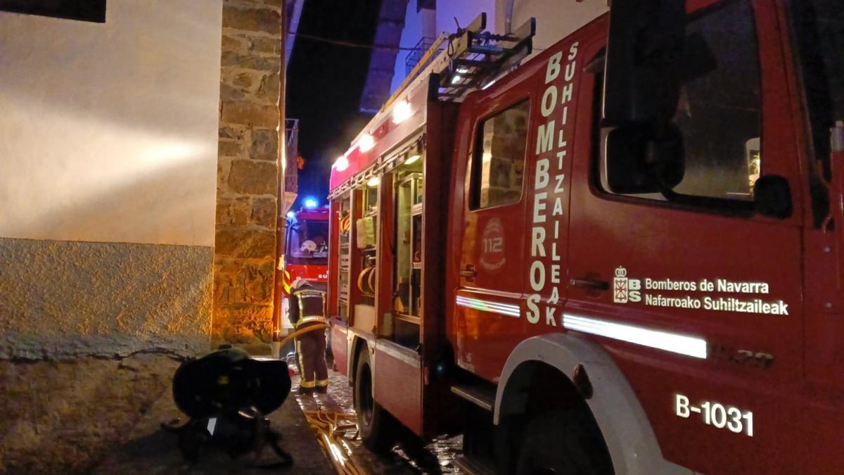 Imagen de los bomberos en la casa de Isaba