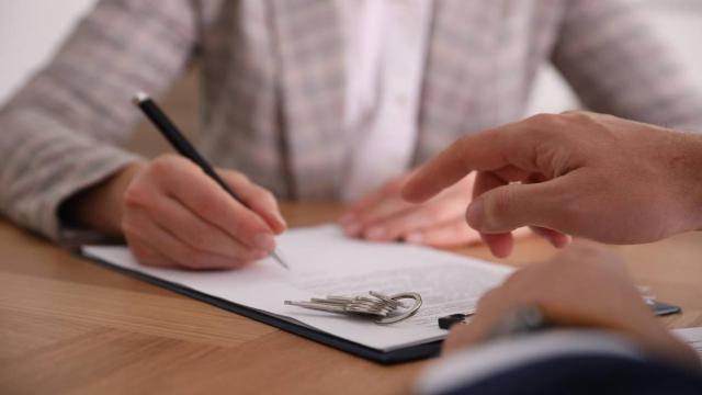 Es una exigencia contractual que se establece mediante un acuerdo entre el arrendador y el arrendatario.
