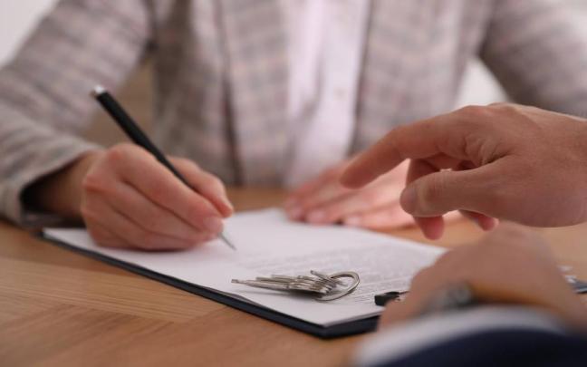 Es una exigencia contractual que se establece mediante un acuerdo entre el arrendador y el arrendatario.