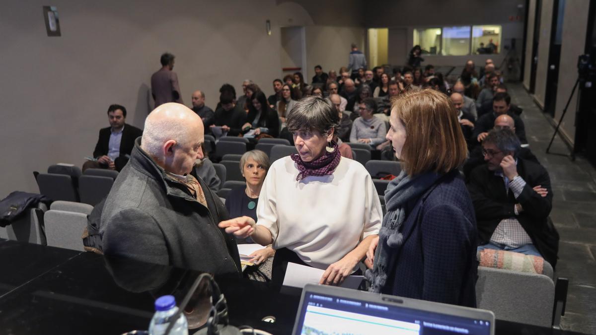 El vicepresidente Aierdi junto a la directora general de Ordenación del Territorio, Izaskun Abril y Kati Leatxe en el inicio de la jornada.