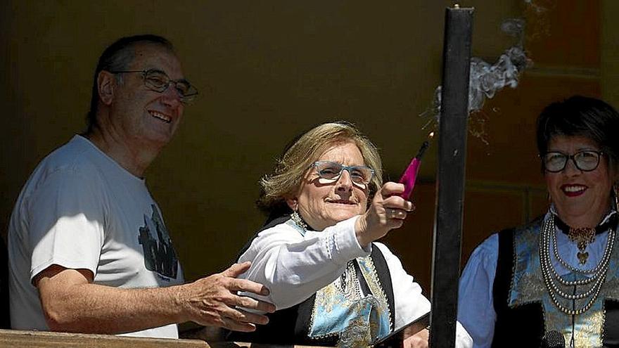 Maribel Pejenaute prendió la mecha del cohete festivo.