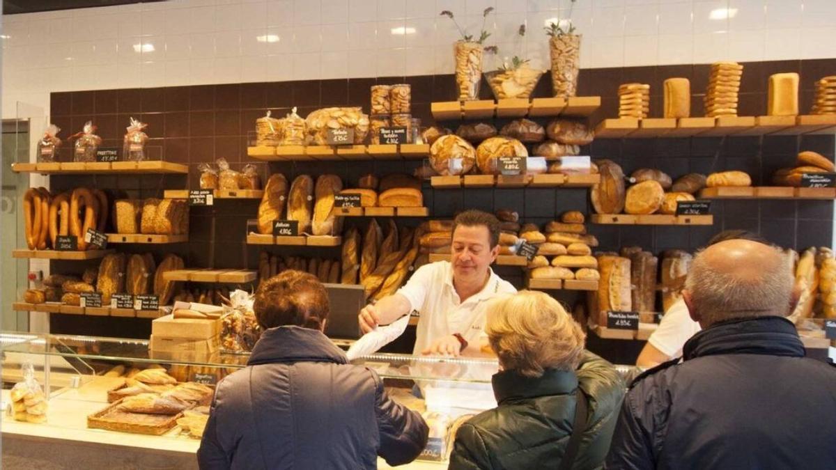 Una grupo de clientes en la panadería Artepan