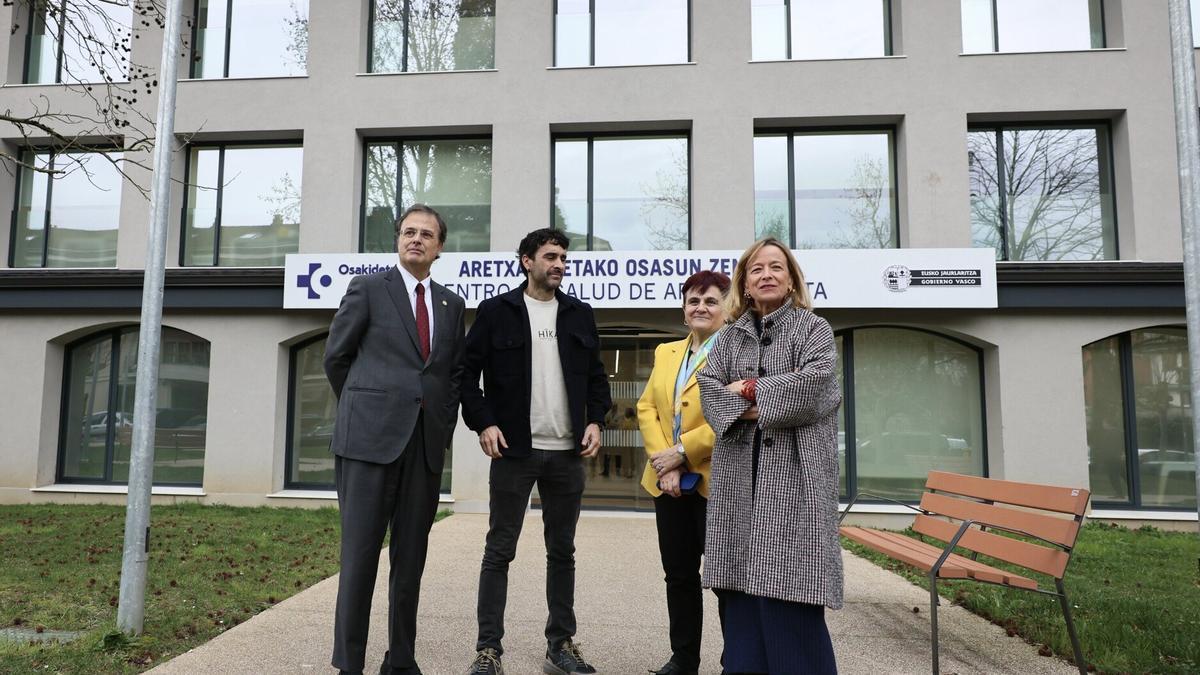 El consejero de Salud, Alberto Martínez, el alcalde Garikoitz Iturbe, la directora general de Osakidetza, Lore Bilbao, y la diputada general de Gipuzkoa, Eider Mendoza, este miércoles en el centro sociosanitario de Aretxabaleta.