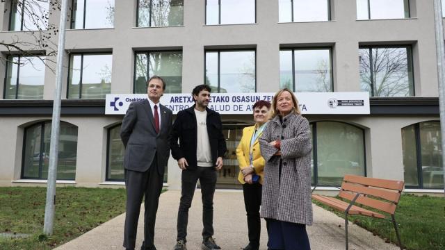 El consejero de Salud, Alberto Martínez, el alcalde Garikoitz Iturbe, la directora general de Osakidetza, Lore Bilbao, y la diputada general de Gipuzkoa, Eider Mendoza, este miércoles en el centro sociosanitario de Aretxabaleta.