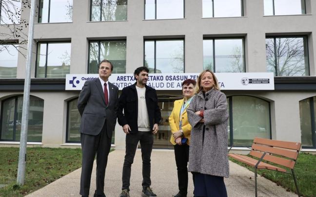 El consejero de Salud, Alberto Martínez, el alcalde Garikoitz Iturbe, la directora general de Osakidetza, Lore Bilbao, y la diputada general de Gipuzkoa, Eider Mendoza, este miércoles en el centro sociosanitario de Aretxabaleta.