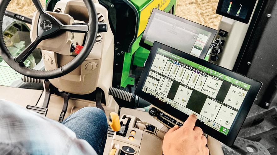 El interior del tractor de John Deere incluye todo tipo de comodidades.