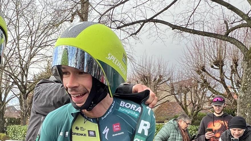 Roglic, con el casco que prohibirá la UCI.