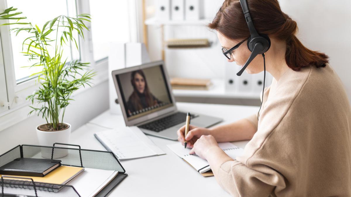 Una mujer teletrabajando
