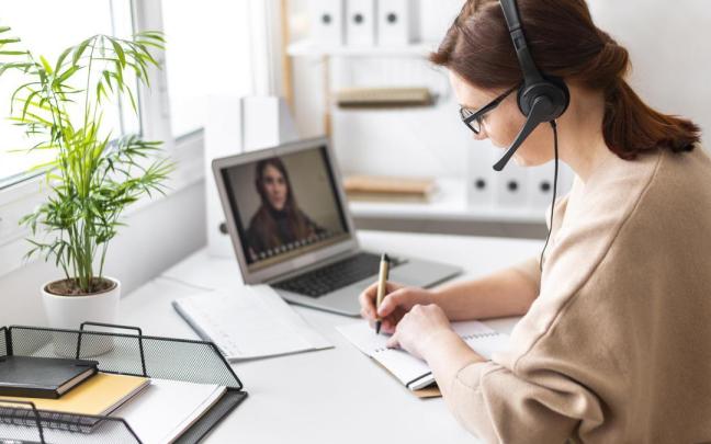 Una mujer teletrabajando