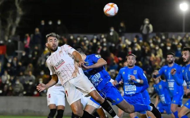El entonces sevillista Munir cabecea un balón contra el Andratx, en la Copa 2021-22. / N.G.