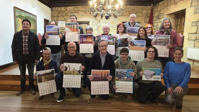 Xabier Txurruka e Irune Urbieta junto a los autores de las fotografías seleccionadas para el calendario.