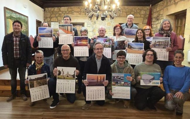 Xabier Txurruka e Irune Urbieta junto a los autores de las fotografías seleccionadas para el calendario.