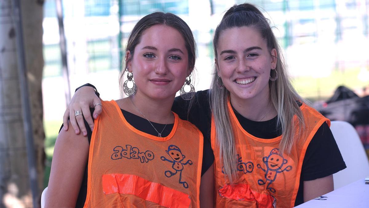 Sara Sáez e Irati Villafranca, amigas y voluntarias de ADANO.