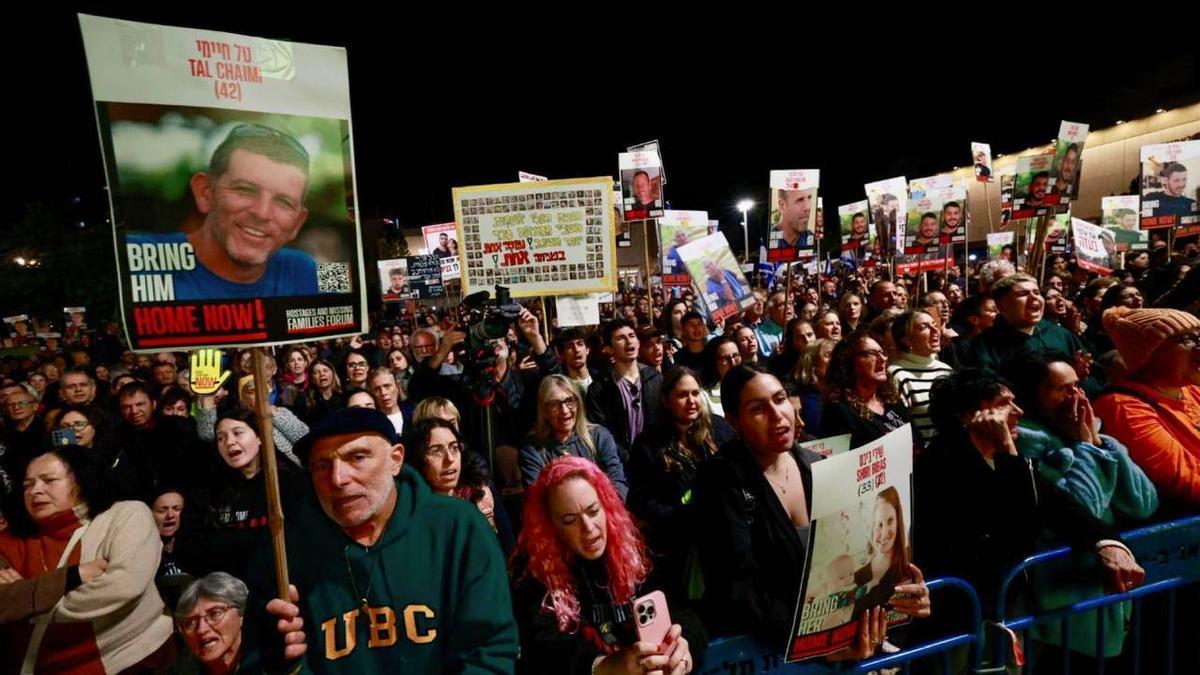 Israelíes protestan tras el segundo intercambio de rehenes para que todos sean liberados