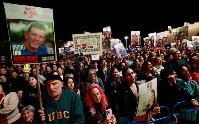 Israelíes protestan tras el segundo intercambio de rehenes para que todos sean liberados