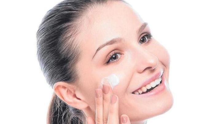 La producción de colágeno disminuye con la edad provocando arrugas y flacidez. La producción de colágeno disminuye con la edad provocando arrugas y flacidez.