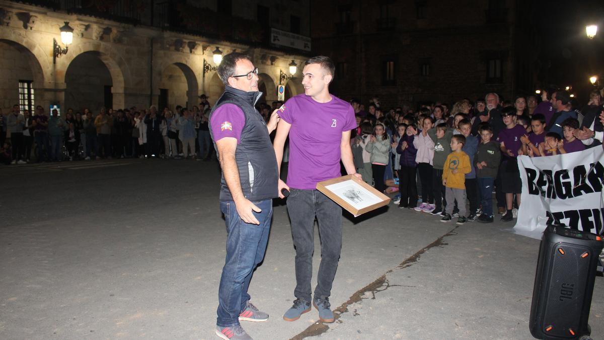 Iñigo Almorza (izquierda) recibiendo el cariño y apoyo del pueblo.