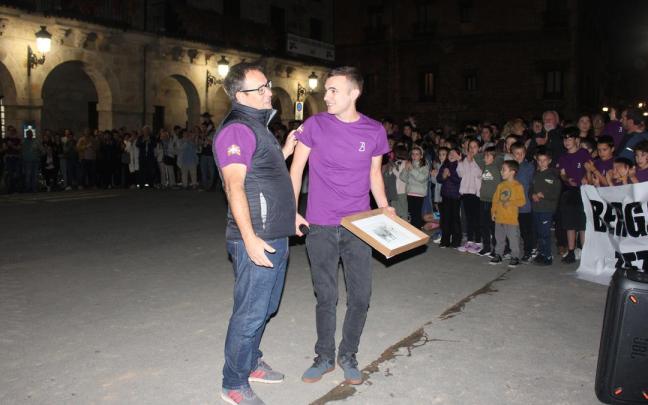 Iñigo Almorza (izquierda) recibiendo el cariño y apoyo del pueblo.