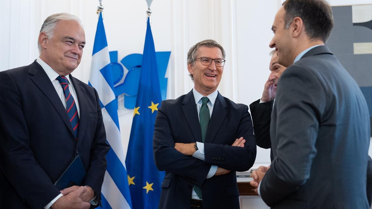 El vicesecretario Institucional del PP, Esteban González Pons (i), y el presidente del Partido Popular, Alberto Núñez Feijóo (c), a su llegada a la reunión con el primer ministro de Grecia, Kyriákos Mitsotákis.