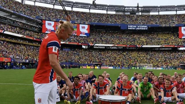 Erling Haaland anima a la selección noruega en la celebración viral del remo que conquista el Mundial