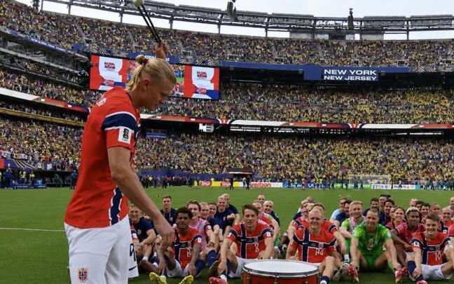 Erling Haaland anima a la selección noruega en la celebración viral del remo que conquista el Mundial
